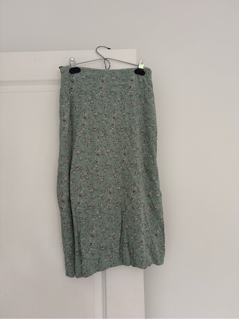 Brandy Melville women’s sage green dainty floral skirt size XS Small